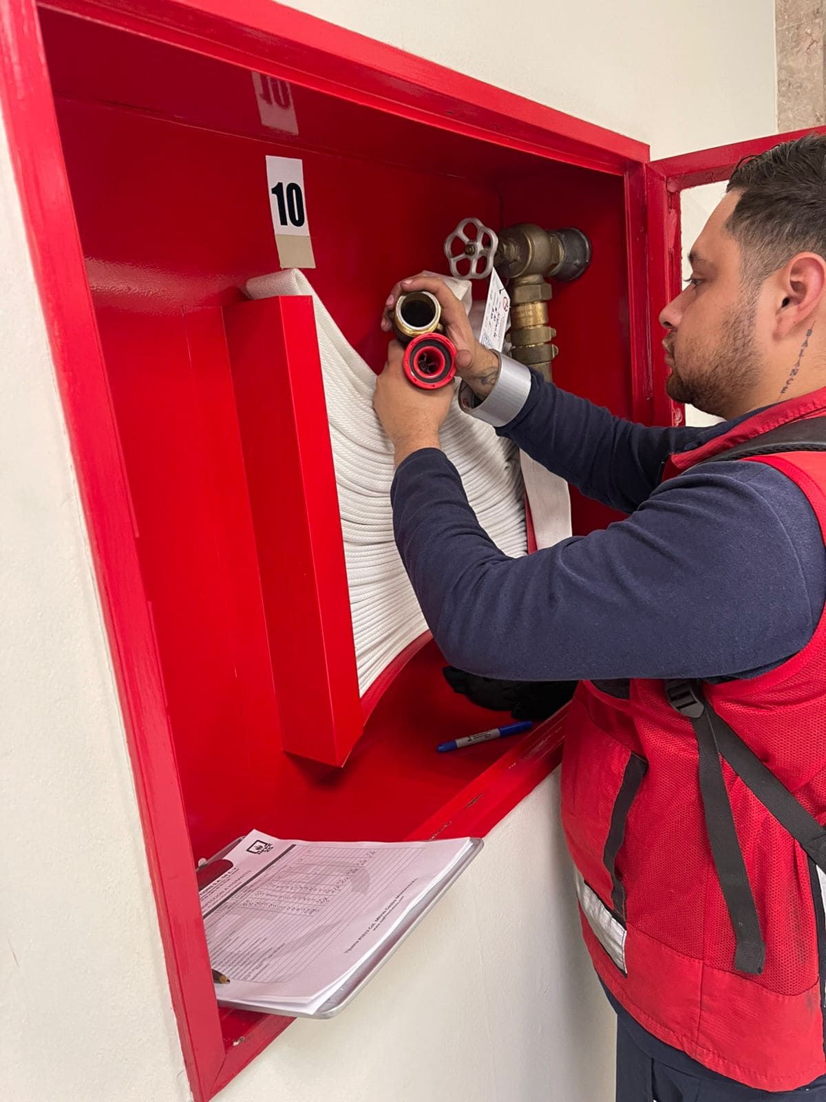 Inspección real de equipo contra incendio