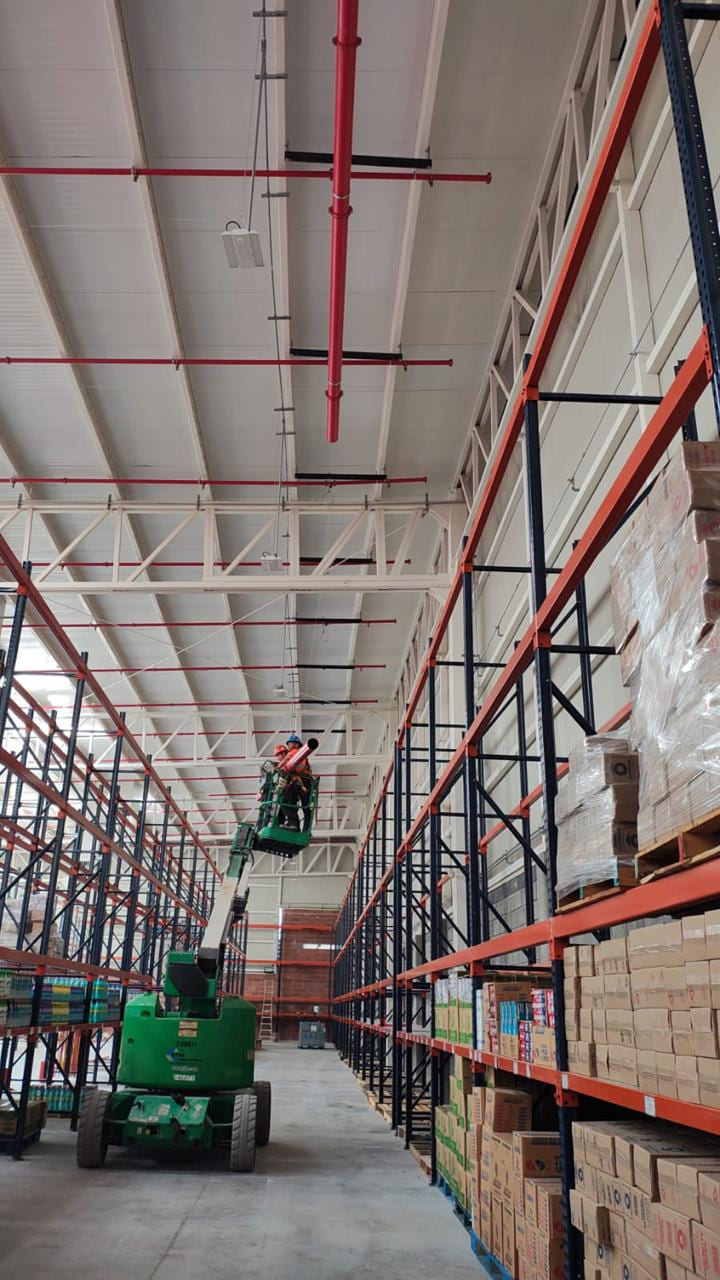 Instalación de rociadores en nave